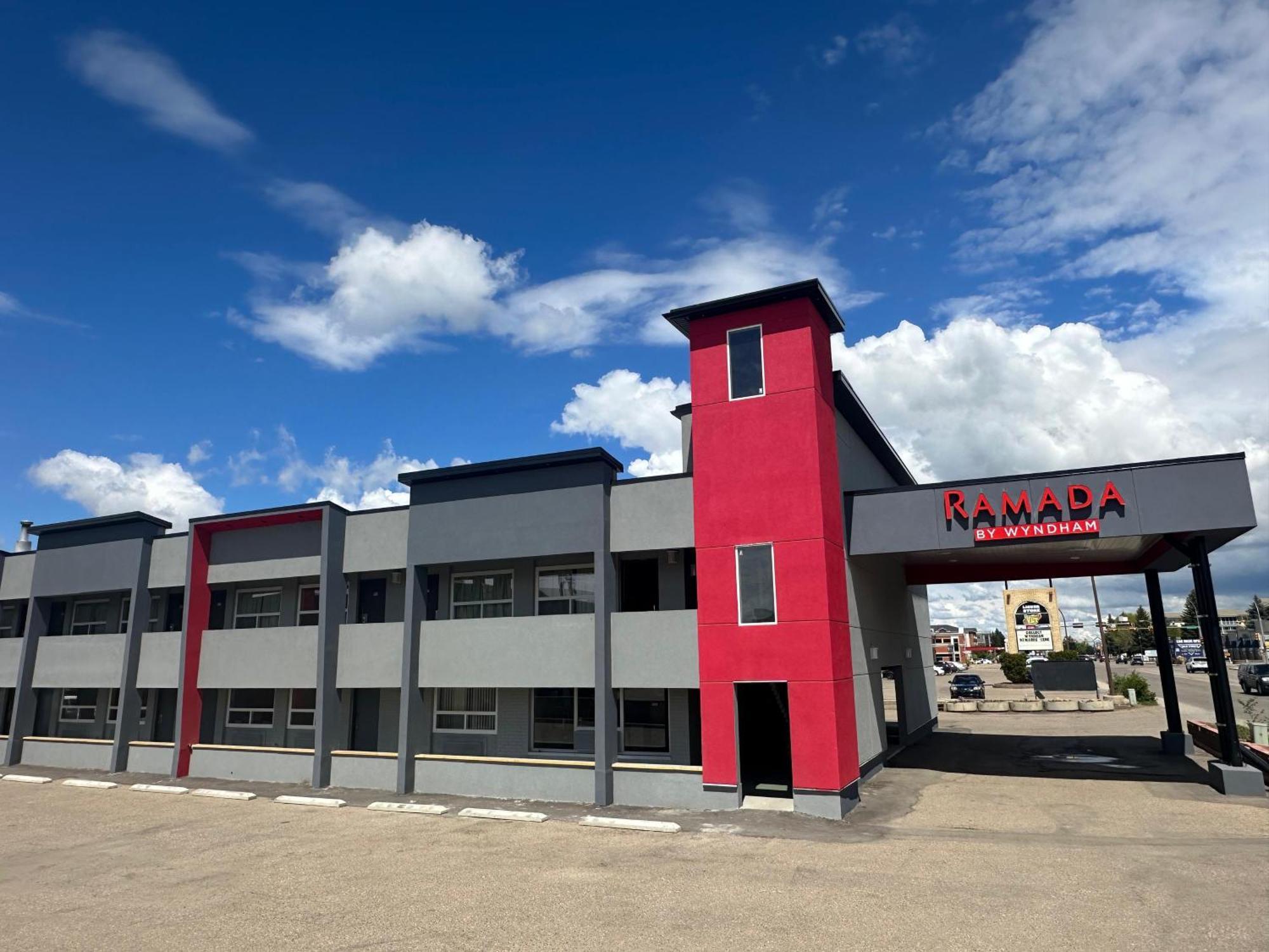 Ramada By Wyndham Medicine Hat Exterior foto