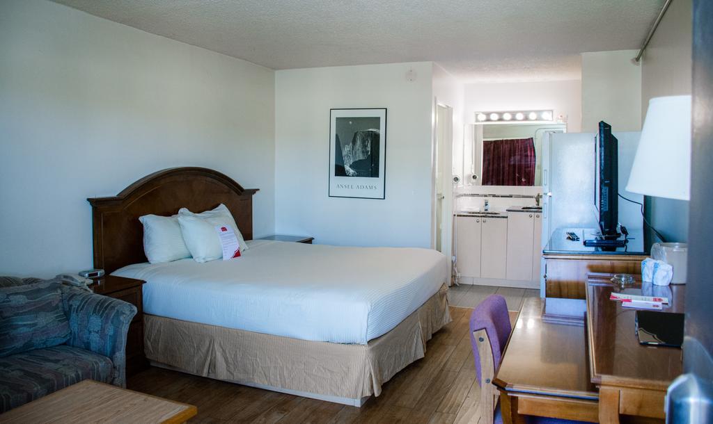 Ramada By Wyndham Medicine Hat Exterior foto