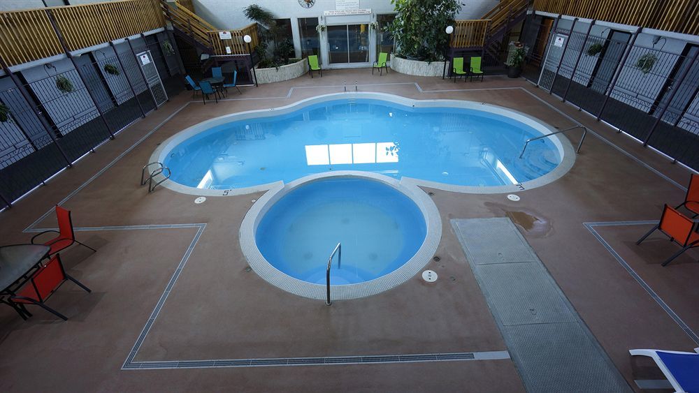 Ramada By Wyndham Medicine Hat Exterior foto